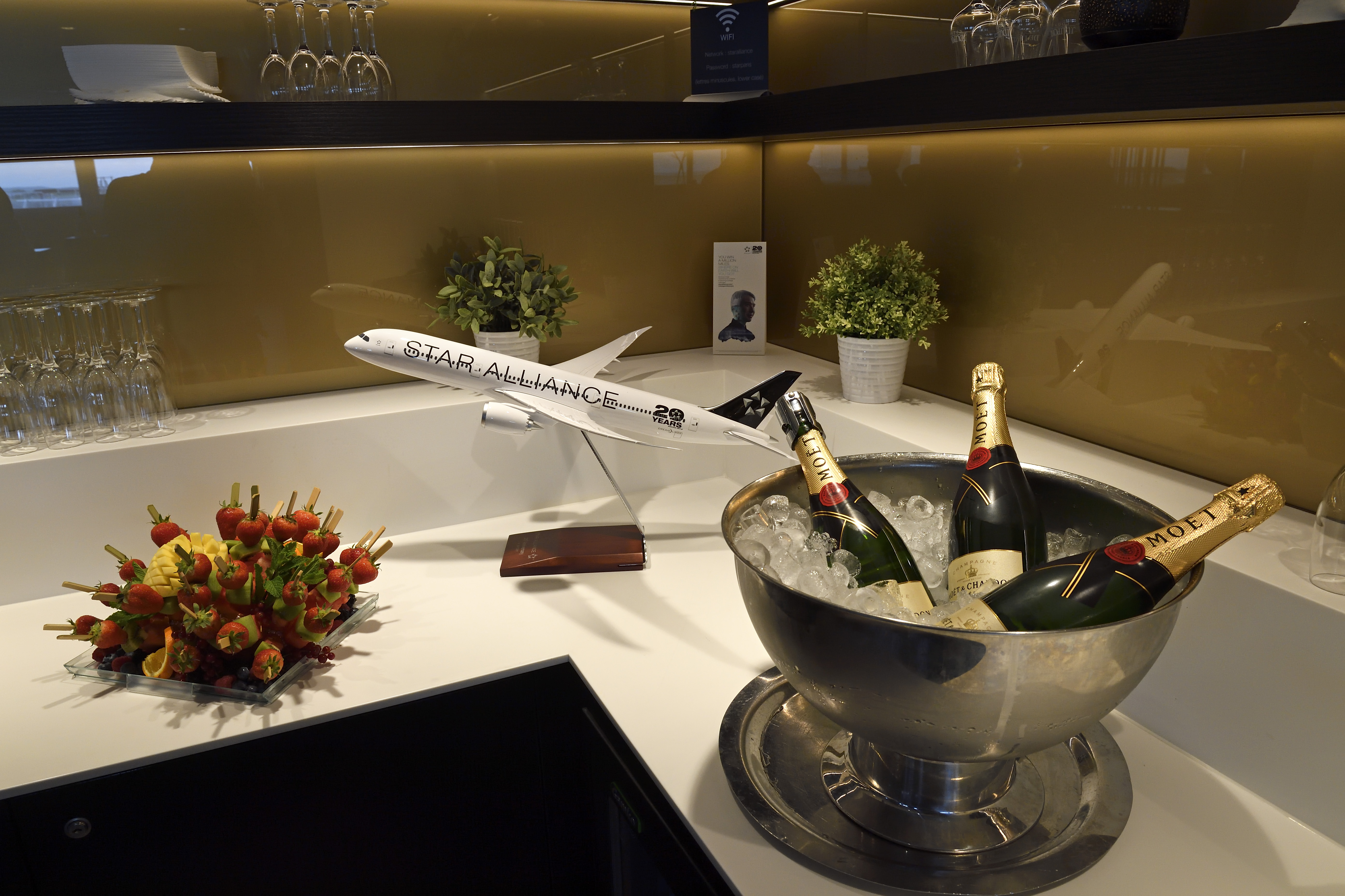 Celebration of the Star Alliance 20th Anniversary in the lounge at CDG