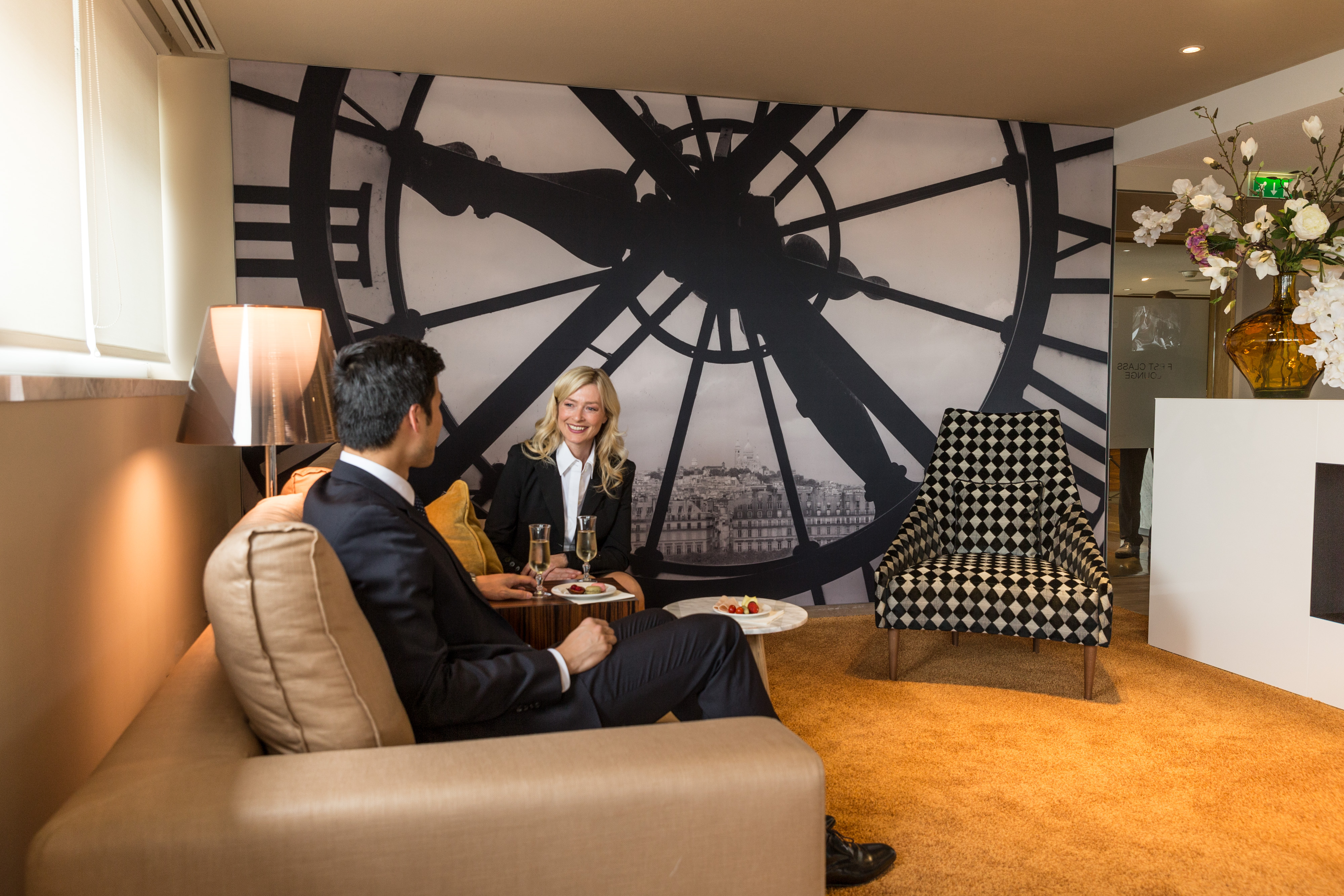 The iconic clock of the Musée d’Orsay in Paris as a backdrop in the Star Alliance Lounge
