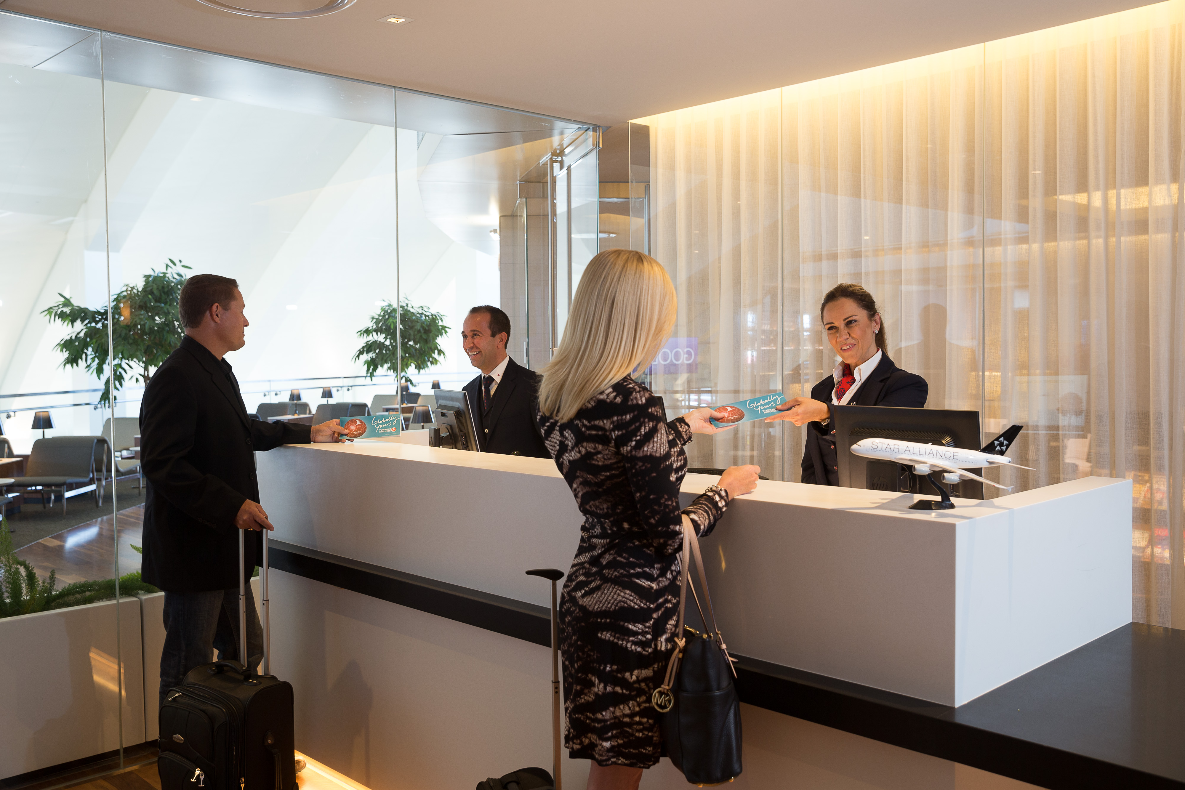 Star Alliance lounge at LAX – front desk
