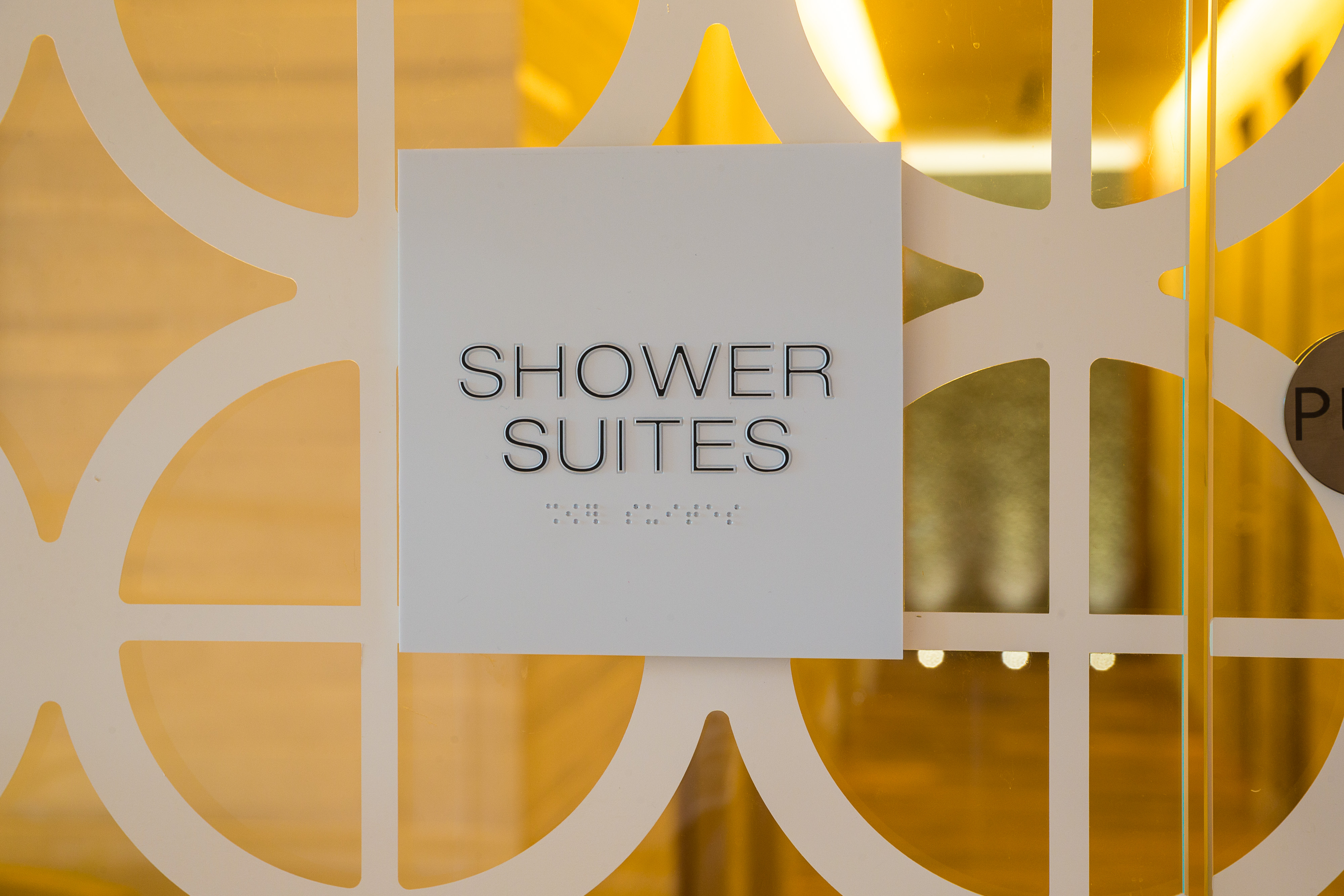 Star Alliance LAX lounge – shower suites